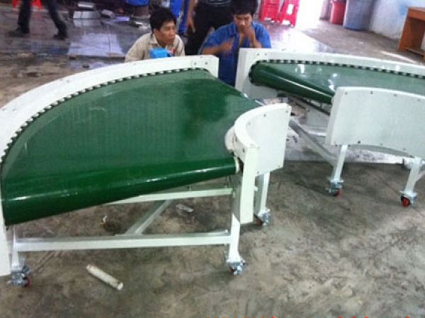 Băng tải góc cong