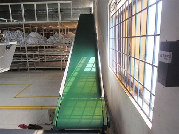 Băng tải PVC dạng nghiêng